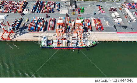 コンテナヤードの風景空撮 128444046