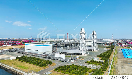 湾岸の火力発電所の風景空撮 128444047