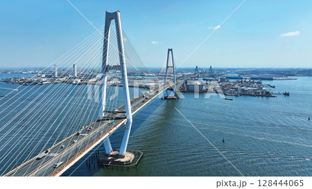 橋梁と道路の風景空撮 128444065