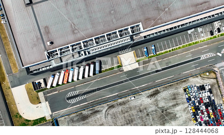 工場の並ぶ地帯の風景 真俯瞰空撮 工場の並ぶ地帯の風景 真俯瞰空撮 128444068