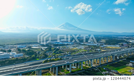 富士山と平野を走る高速道路の風景　空撮 128444074