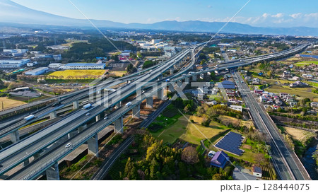 平野を走る高速道路の風景　空撮 128444075