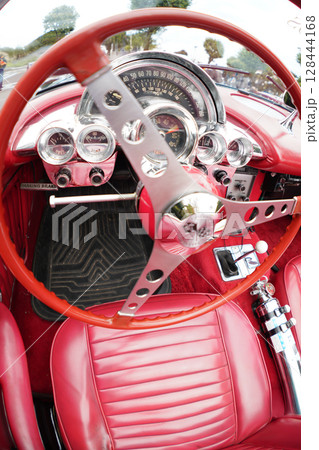古いクラシックカー　名車 128444168