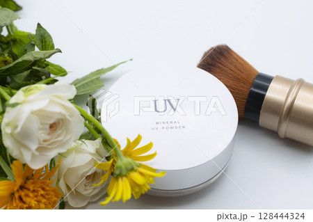 UVコスメと花束 UVコスメと花束 128444324