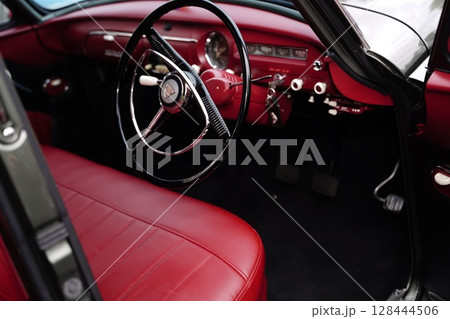 クラシックカー 128444506