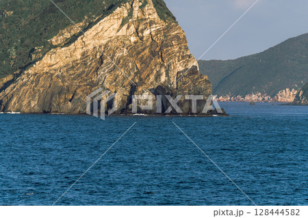 【東京九州フェリーはまゆう新門司行 高知県沖を航行 姫島】 【東京九州フェリーはまゆう新門司行 高知県沖を航行 姫島】 128444582