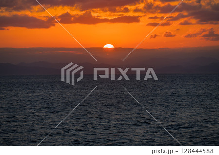【東京九州フェリーはまゆう新門司港行　宇和島沖の夕日】 128444588