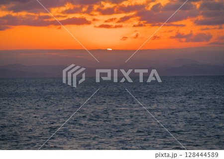 【東京九州フェリーはまゆう新門司港行 宇和島沖の夕日】 【東京九州フェリーはまゆう新門司港行 宇和島沖の夕日】 128444589