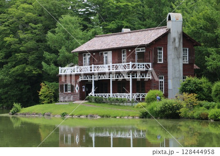 塩沢湖畔の軽井沢タリアセン内に建つ睡鳩荘 128444958