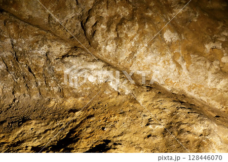 石見銀山 龍源寺間歩入り口から少し入ったところの坑道内部 壁についたノミの跡が見える 128446070