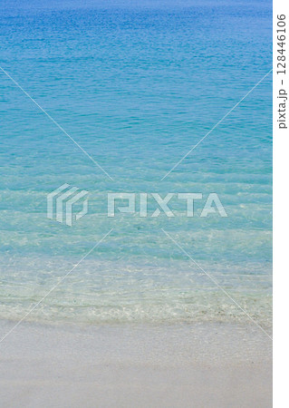 透明度の高い波打ち際 透明度の高い波打ち際 128446106