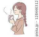 温かい飲み物でリラックスする女性 128446312