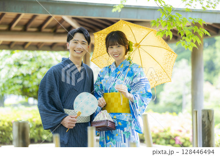 浴衣でデートをする男女 128446494
