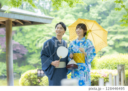 浴衣でデートをする男女 128446495