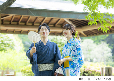 浴衣でデートをする男女 128446496