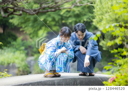 浴衣でデートをする男女 128446520