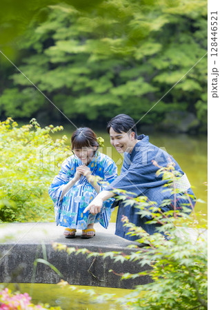 浴衣でデートをする男女 浴衣でデートをする男女 128446521