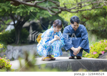 浴衣でデートをする男女 128446524