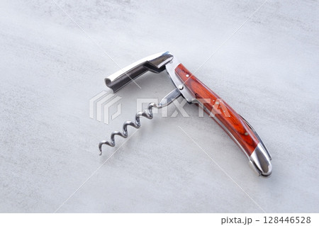 ワインのボトルのコルク栓を開けるための、ソムリエナイフ 128446528