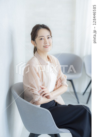 オフィスで働く女性 オフィスで働く女性 128446585