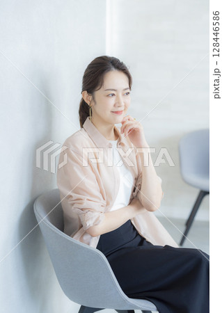 オフィスで働く女性 128446586