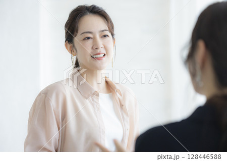 オフィスで働く女性 128446588