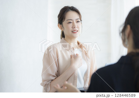 オフィスで働く女性 オフィスで働く女性 128446589