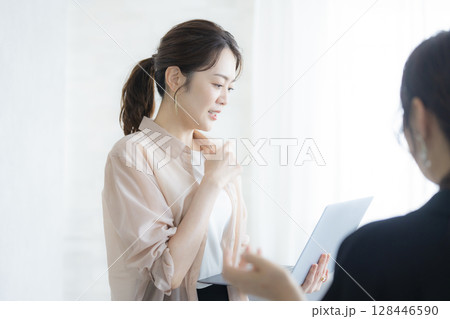 オフィスで働く女性 オフィスで働く女性 128446590