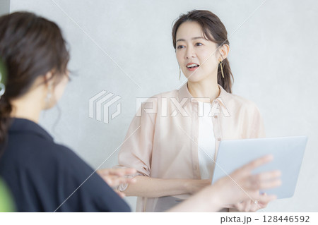 オフィスで働く女性 128446592