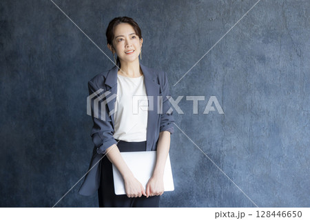 オフィスで働く女性 オフィスで働く女性 128446650