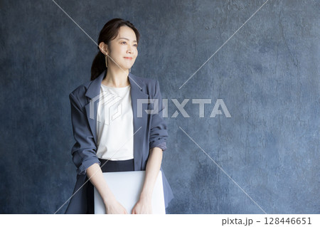 オフィスで働く女性 128446651