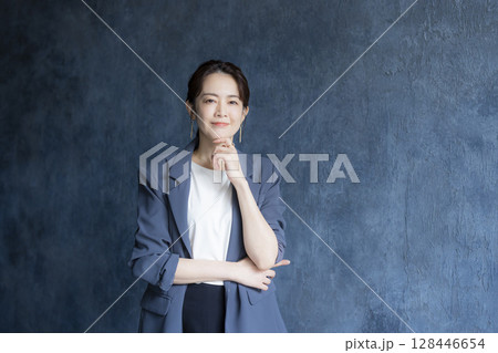 オフィスで働く女性 オフィスで働く女性 128446654