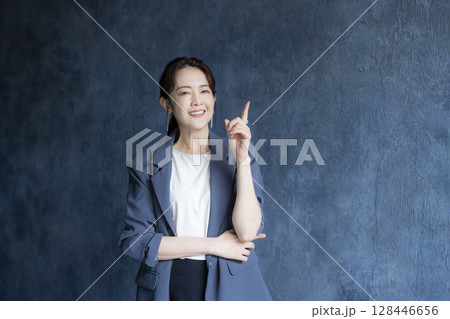 オフィスで働く女性 128446656
