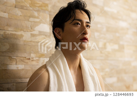 サウナの男性 128446693