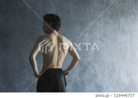 トレーニングをする男性　 128446757