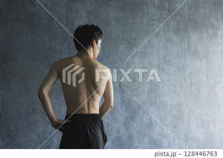 トレーニングをする男性　 128446763