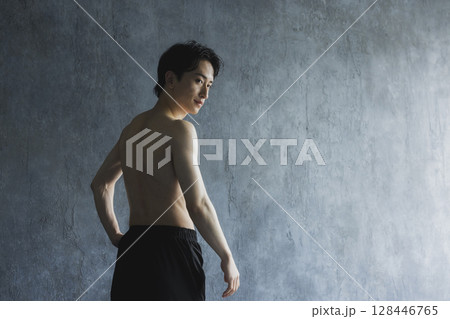 トレーニングをする男性 トレーニングをする男性 128446765