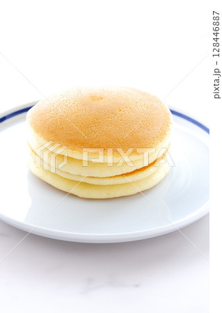 ふわふわの食感の美味しいパンケーキで、楽しいおやつの時間 ふわふわの食感の美味しいパンケーキで、楽しいおやつの時間 128446887