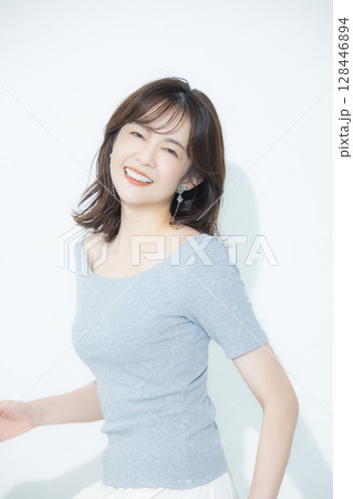 ミドル女性のポートレイト　 128446894