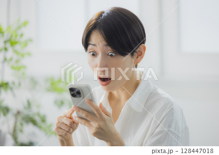 スマホを見る女性 128447018