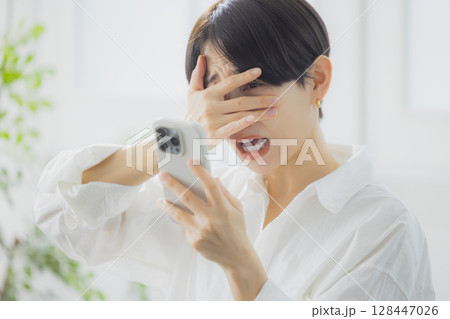 スマホを見る女性 スマホを見る女性 128447026