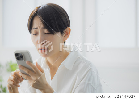 スマホを見る女性 スマホを見る女性 128447027