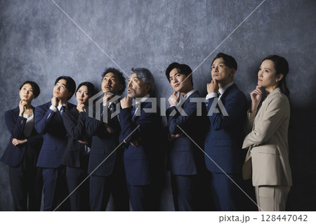 ガッツポーズをするビジネスマン 128447042