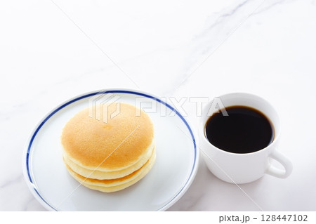 ふわふわの食感の美味しいパンケーキと、淹れたてのコーヒーで、コーヒーブレイク ふわふわの食感の美味しいパンケーキと、淹れたてのコーヒーで、コーヒーブレイク 128447102