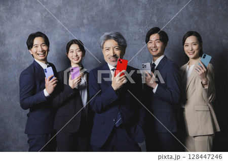 スマホを持つビジネスマンたち 128447246