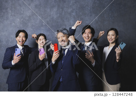 スマホを持つビジネスマンたち スマホを持つビジネスマンたち 128447248