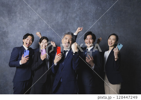 スマホを持つビジネスマンたち 128447249
