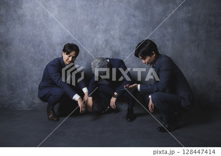 話し込む3人のビジネスマン 128447414