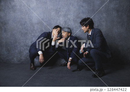 話し込む3人のビジネスマン 128447422