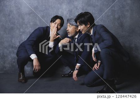 話し込む3人のビジネスマン 128447426
